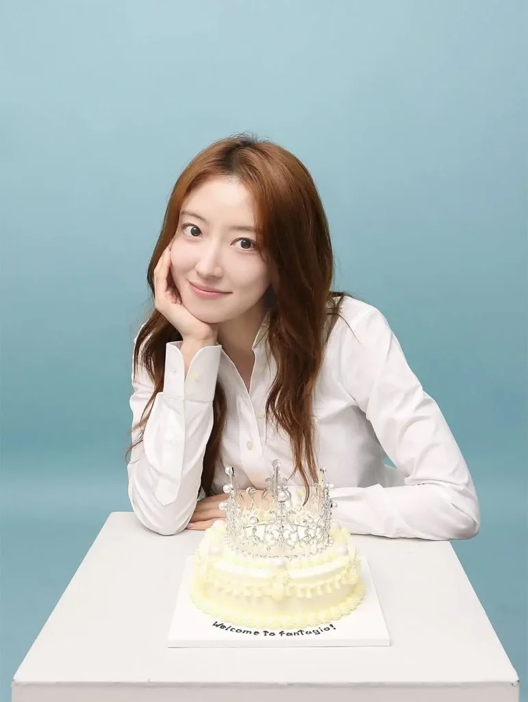 Lee Se Young berpose dengan kue sambutan dari agensi Fantagio.