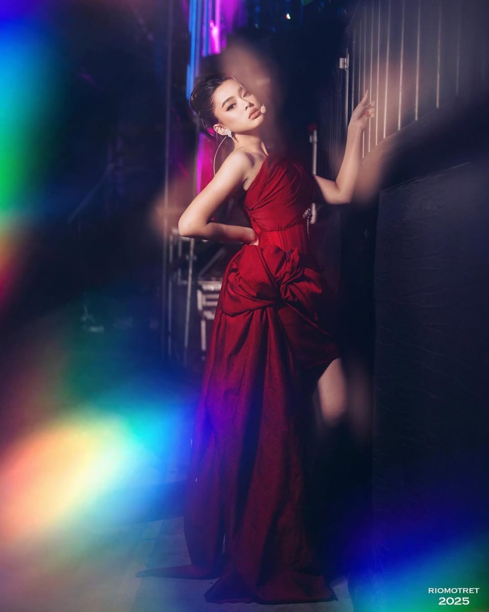 Aqeela Calista memukau dalam gaun merah