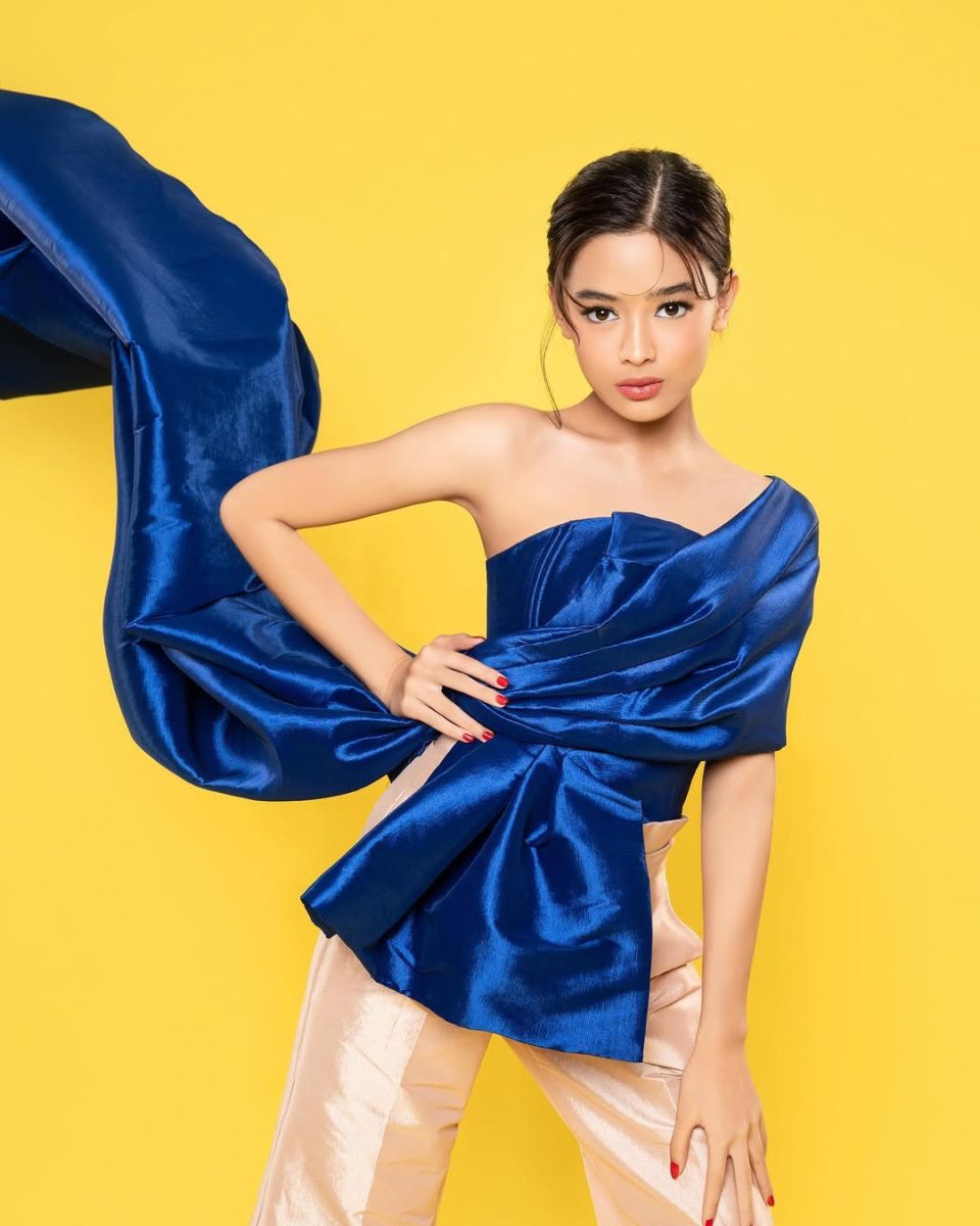 Aqeela Calista bergaya modern dengan atasan biru royal