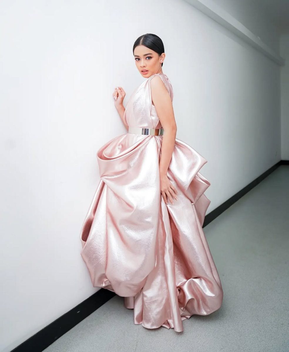 Aqeela Calista tampil glamor dengan gaun rose metalik