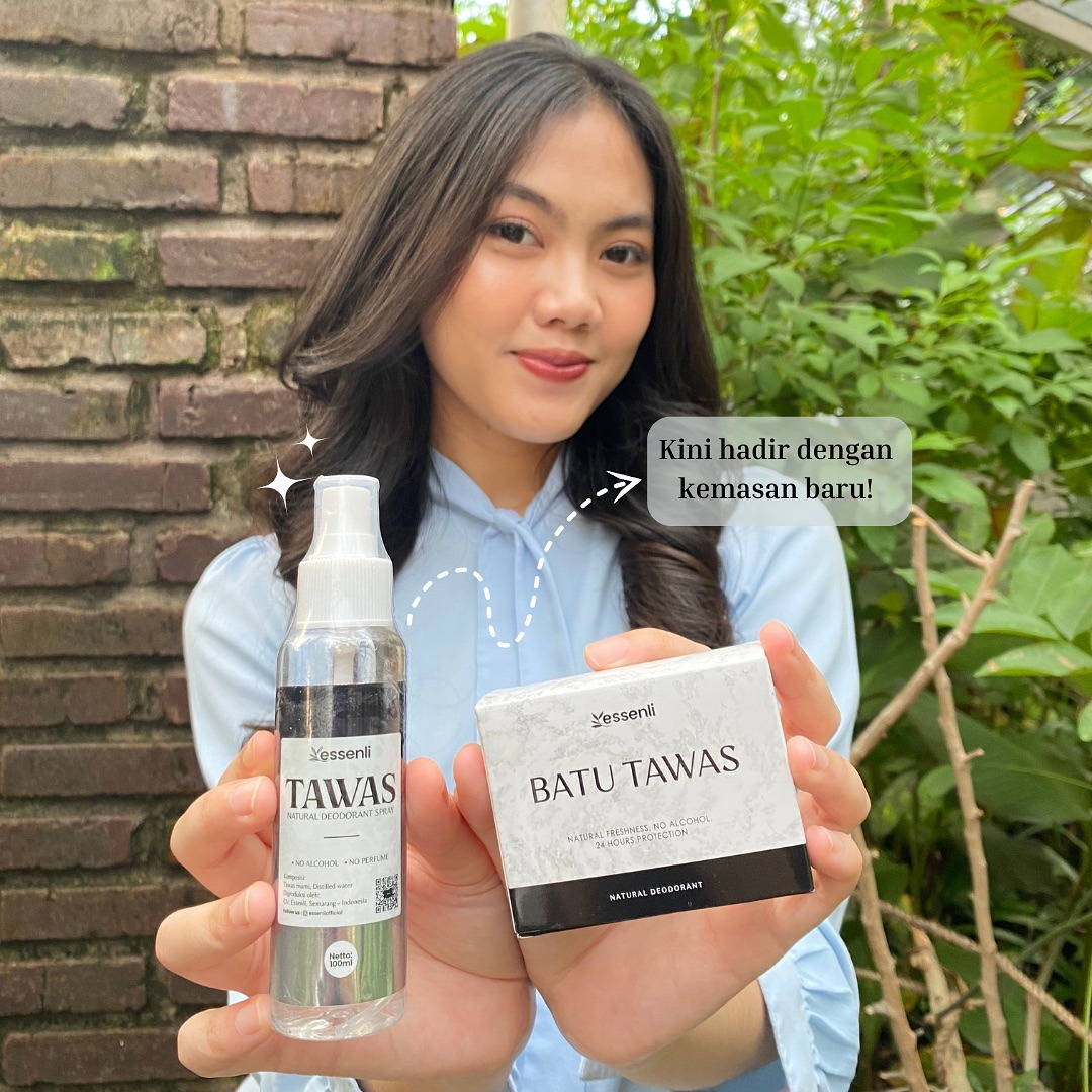 Perempuan memegang produk batu tawas alami sebagai pengganti deodorant