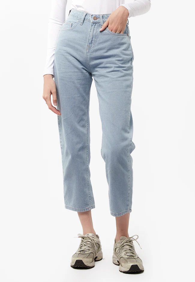 Model menggunakan mom jeans dari Colorbox