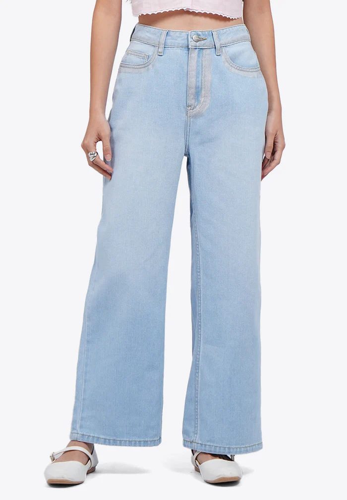 Model menggunakan regular atau straight jeans dari Colorbox