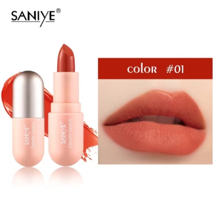 Lipstik Kapsul SANIYE, warna #01, diperlihatkan sebagai foto produk dengan tampilan close-up pulasan shade peachy-nude/coral di bibir.