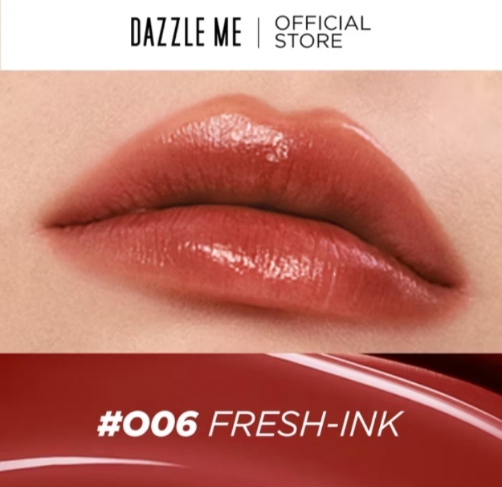 Tampilan close-up bibir dengan pulasan lipstik atau lip gloss berwarna merah bata (terracotta) yang mengilap (glossy). Di bagian atas terdapat logo "DAZZLE ME | OFFICIAL STORE" dan di bawah terdapat kode #006 FRESH-INK.