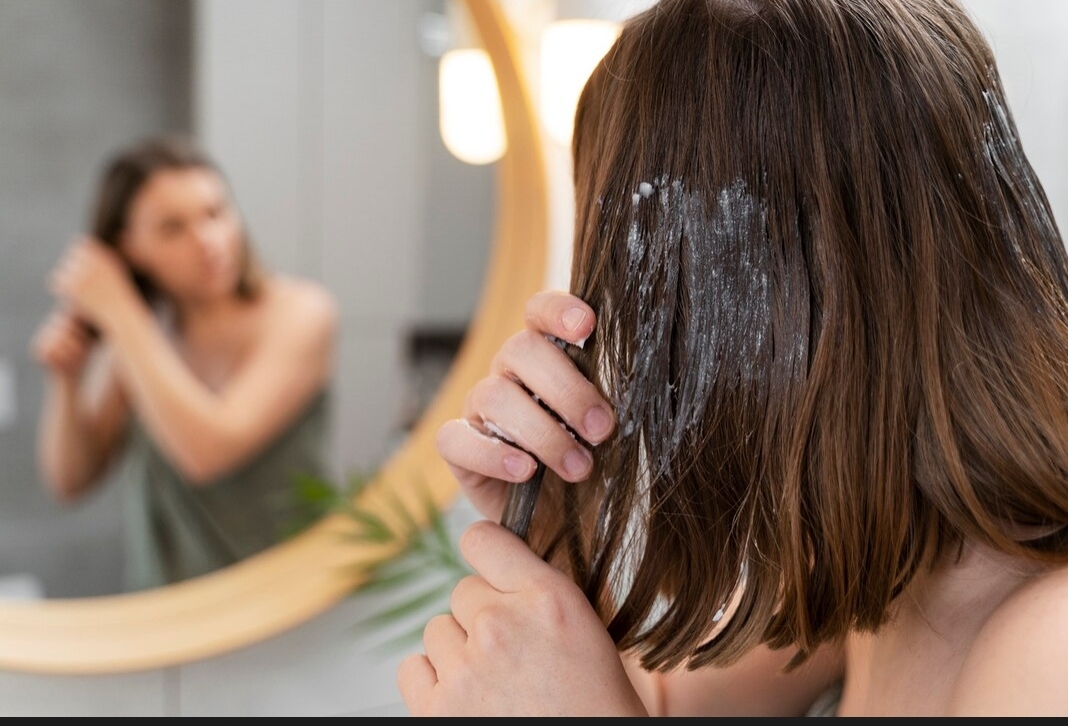 Melakukan perawatan secara rutin untuk mempercepat pertumbuhan rambut.