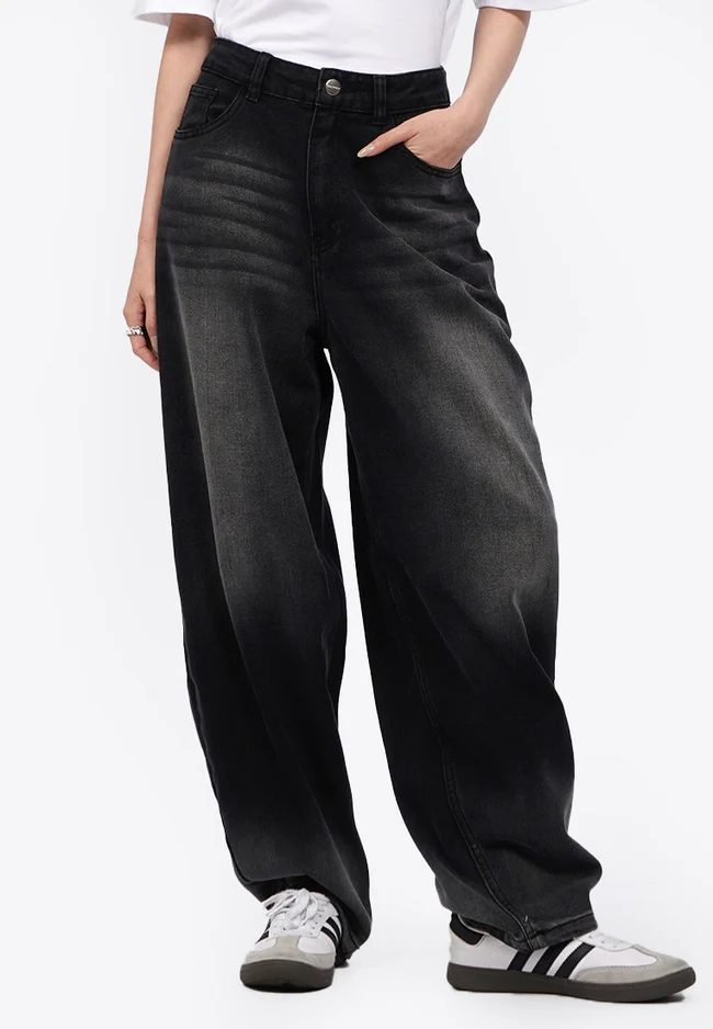 Model menggunakan baggy jeans dengan potongan yang gombrang