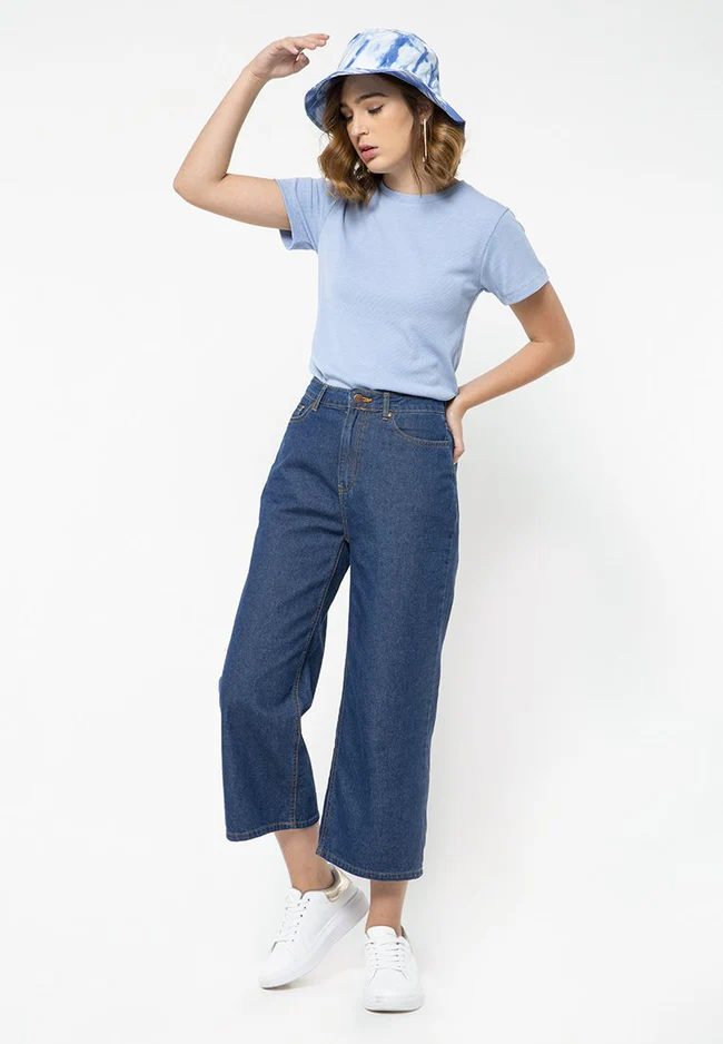 Model mengenakan kulot jeans Colorbox