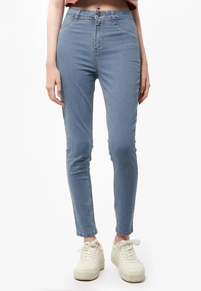 Model menggunakan slim jeans dari Colorbox