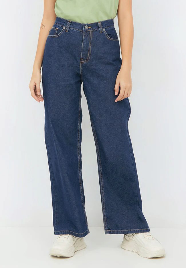 Model mengenakan wide leg jeans Colorbox berwarna biru muda dengan potongan longgar yang trendi.